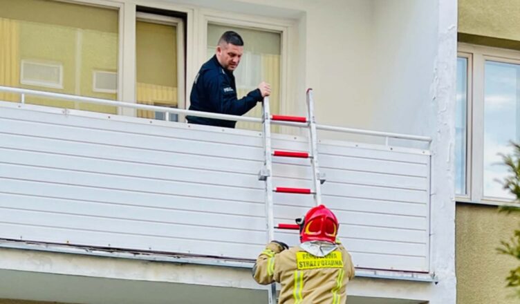 W mieszkaniu mężczyzna rozpalił ognisko