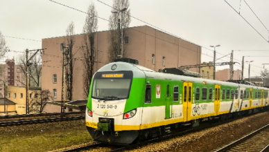 Marcowa korekta rozkładu jazdy pociągów KM – zmiana organizacji ruchu na linii R8