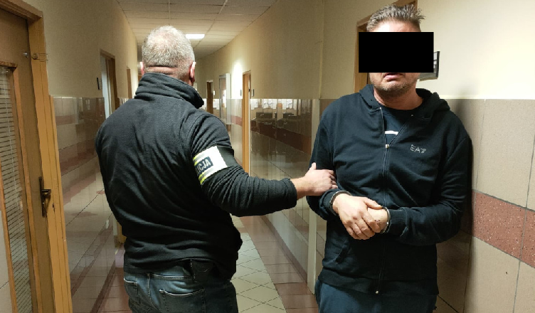 Znajoma której groził śmiercią nie chciała go wpuścić do mieszkania, więc podpalił jej drzwi