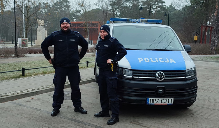 Policjanci uratowali 72-latkę z płonące mieszkania