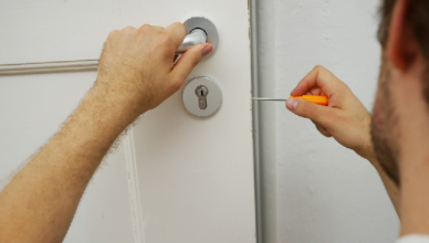 Potrzebował pieniędzy, więc upozorował włamanie i okradł swoją dziewczynę