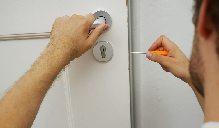 Potrzebował pieniędzy, więc upozorował włamanie i okradł swoją dziewczynę