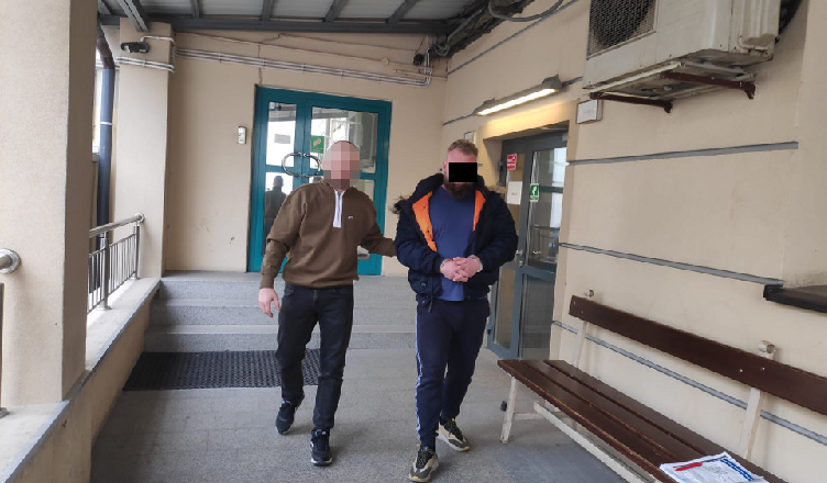 Wspólnymi siłami podszyli się pod właścicielkę konta i wypłacili z niego 350 tys. złotych