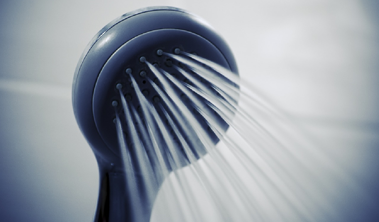 Przed policją ukrył się pod ręcznikami w kabinie prysznicowej