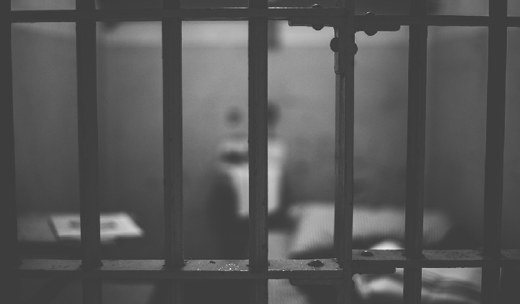 Zgłosił się do komendy na dozór, ale nie wiedział że jest poszukiwany - został zatrzymany