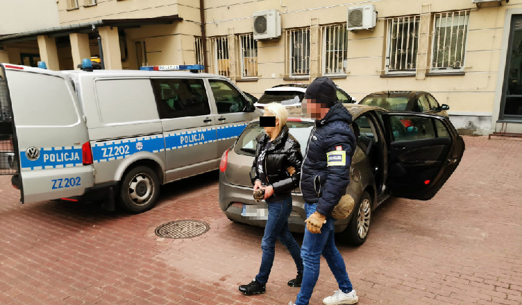 Przedstawiała się jako sąsiadka, pożyczała pieniądze i okradała swoje ofiary