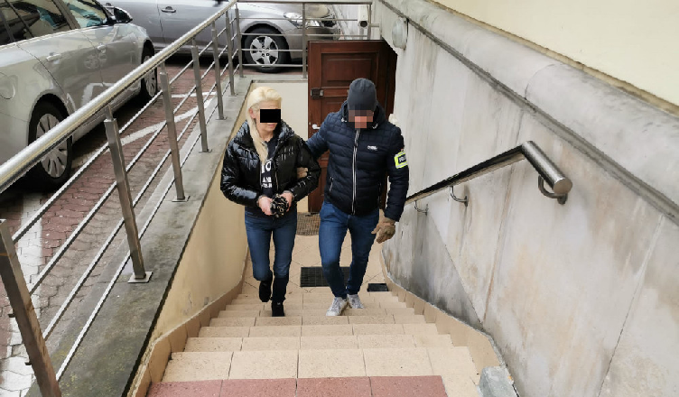 Przedstawiała się jako sąsiadka, pożyczała pieniądze i okradała swoje ofiary