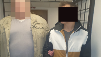 Został przyłapany na kradzieży alkoholu, więc zaatakował pracownika ochrony