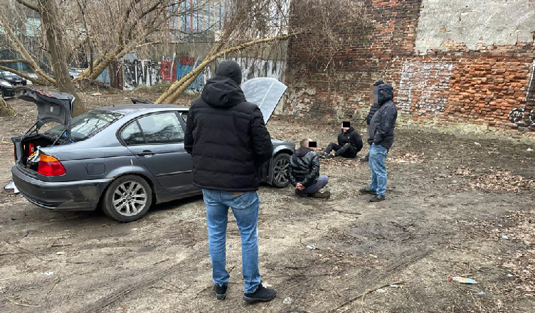 Złodzieje zatrzymani wraz ze skradzionym samochodem