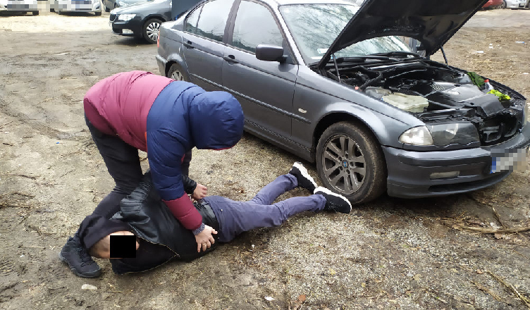 Złodzieje zatrzymani wraz ze skradzionym samochodem