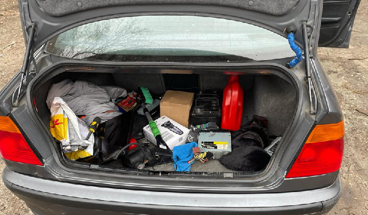 Złodzieje zatrzymani wraz ze skradzionym samochodem