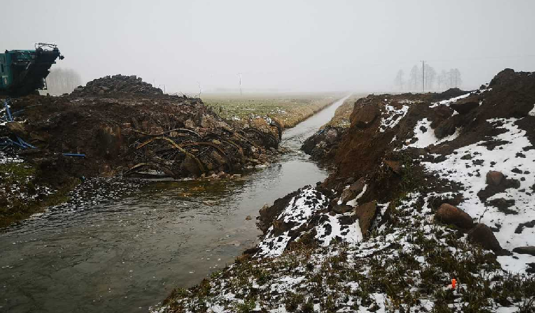 W trakcie budowy mostu odkryto niewybuch - okoliczni mieszkańcy musieli zostać ewakuowani [wideo]
