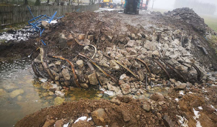 W trakcie budowy mostu odkryto niewybuch - okoliczni mieszkańcy musieli zostać ewakuowani [wideo]