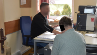 W trakcie interwencji wyszła z szafy i zaczęła ubliżać policjantom