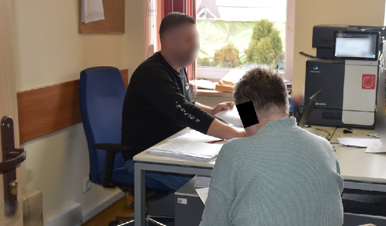 W trakcie interwencji wyszła z szafy i zaczęła ubliżać policjantom