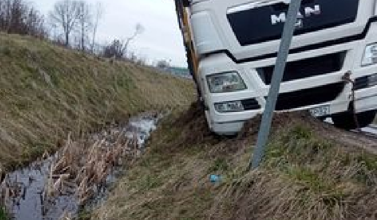 Wypadek lawety w Kajetanach (gm. Nadarzyn) - możliwe utrudnienia na węźle S8