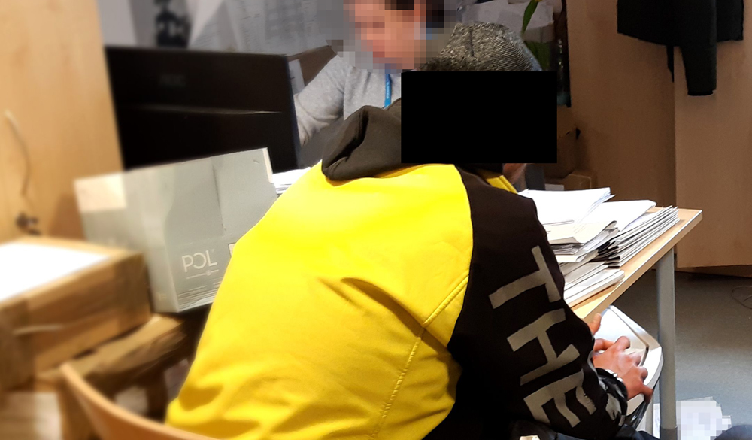 Kurier podkradał paczki z odzieżą, żeby spłacić dług - został zatrzymany