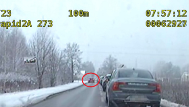 Pojechał pod prąd, żeby ominąć korek - pośpiech się nie opłacił [wideo]