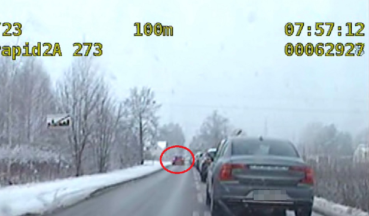 Pojechał pod prąd, żeby ominąć korek - pośpiech się nie opłacił [wideo]