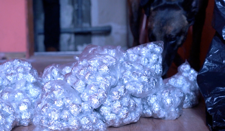 W różnych miejscach poukrywał łącznie ponad 8,5 kilograma narkotyków - 22-latek trafił w ręce policji