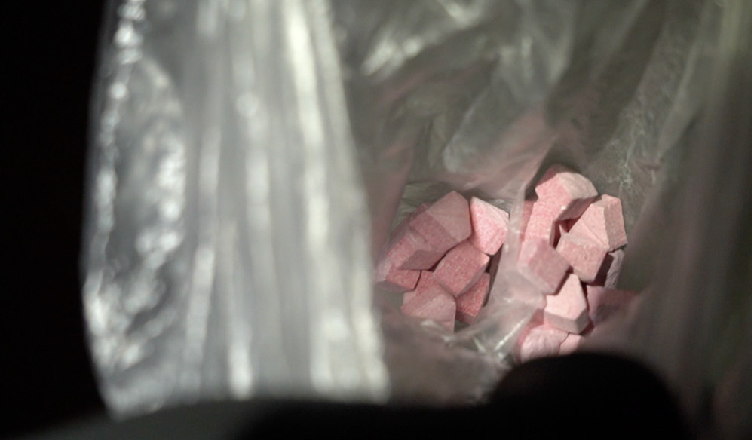 W różnych miejscach poukrywał łącznie ponad 8,5 kilograma narkotyków - 22-latek trafił w ręce policji