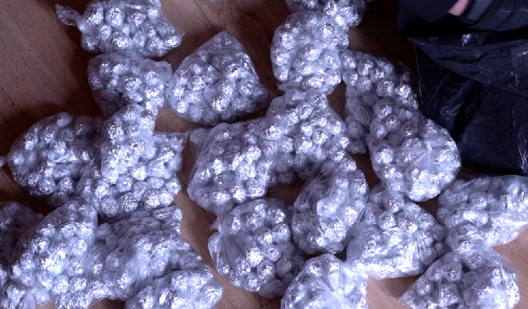 W różnych miejscach poukrywał łącznie ponad 8,5 kilograma narkotyków - 22-latek trafił w ręce policji