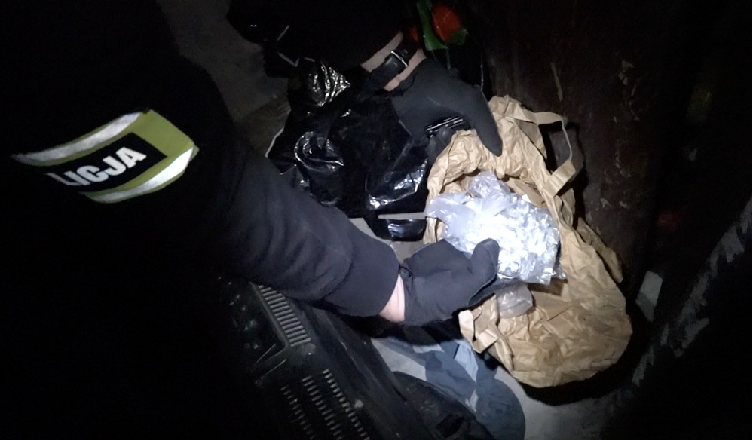 W różnych miejscach poukrywał łącznie ponad 8,5 kilograma narkotyków - 22-latek trafił w ręce policji
