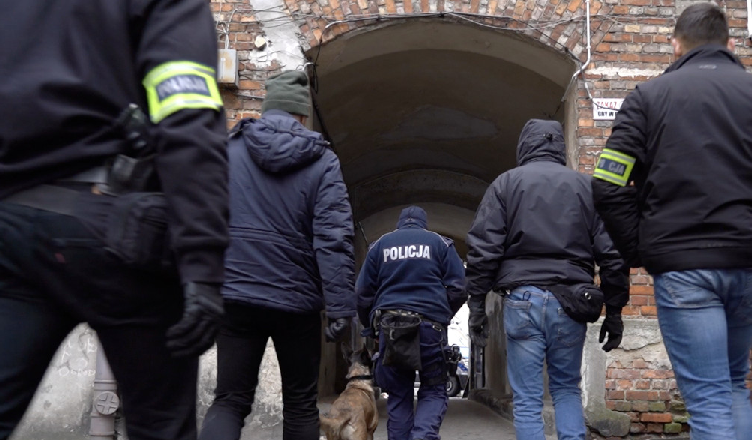 W różnych miejscach poukrywał łącznie ponad 8,5 kilograma narkotyków - 22-latek trafił w ręce policji