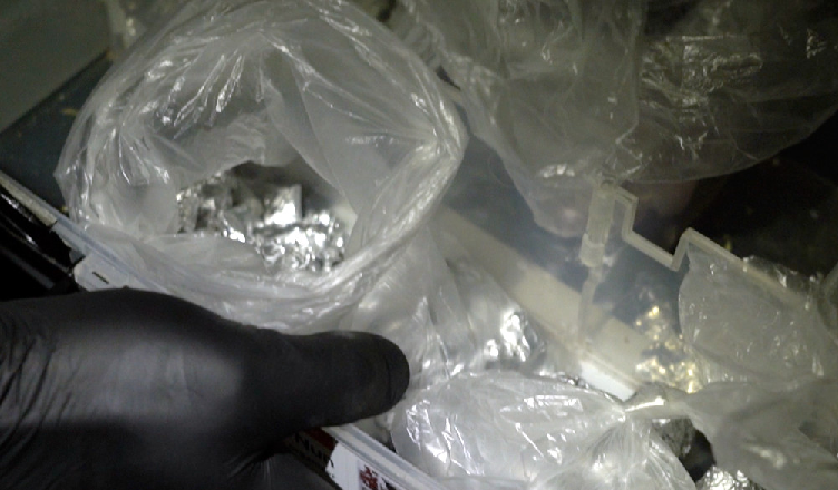 W różnych miejscach poukrywał łącznie ponad 8,5 kilograma narkotyków - 22-latek trafił w ręce policji