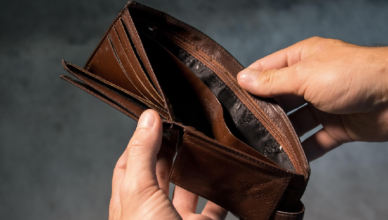 Na przyjęciu ukradli portfel znajomej i zaczęli "czyścić" jej konto