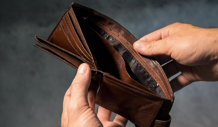 Na przyjęciu ukradli portfel znajomej i zaczęli "czyścić" jej konto