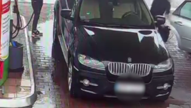 Wykorzystał sytuację i ukradł pieniądze z auta - wszystko nagrała kamera [wideo]