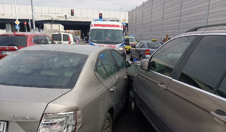 Brawurowa ucieczka przed policją zakończyła się uszkodzeniem 7 aut