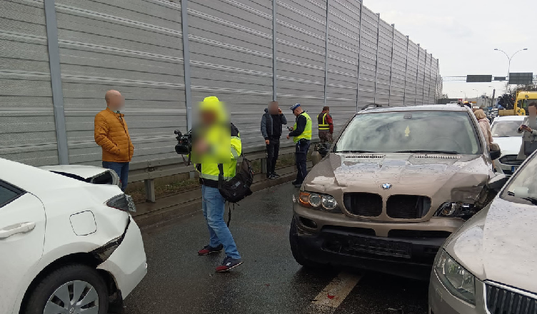Brawurowa ucieczka przed policją zakończyła się uszkodzeniem 7 aut