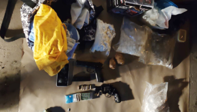 Nie stawił się do odbycia kary, więc policjanci zapukali do jego mieszkania - posiadał broń i ponad 3 kilogramy narkotyków