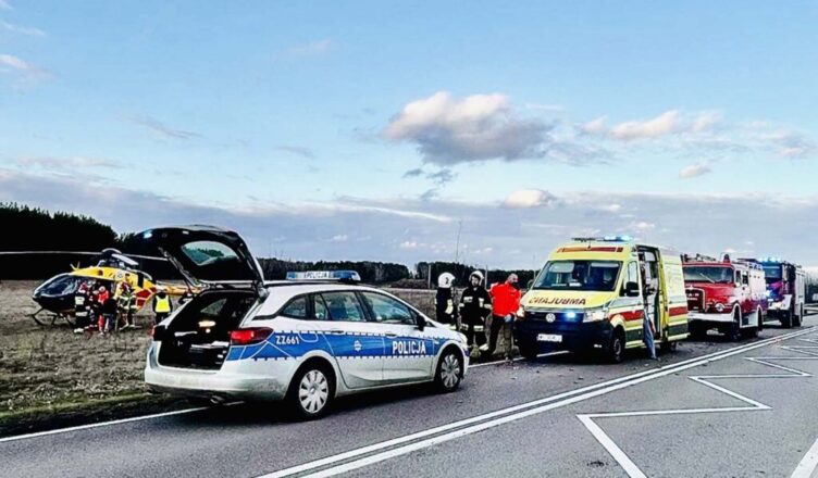 Motocyklista wypadł z drogi. Interweniowało Lotnicze Pogotowie Ratunkowe.