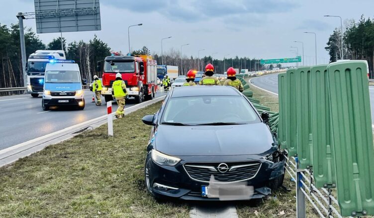 Na S8 osobówka wpadła w barierki