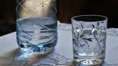 Poprosiły o szklankę wody i okradły seniorkę