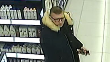 Policja poszukuje mężczyzny podejrzanego o kradzież z drogerii