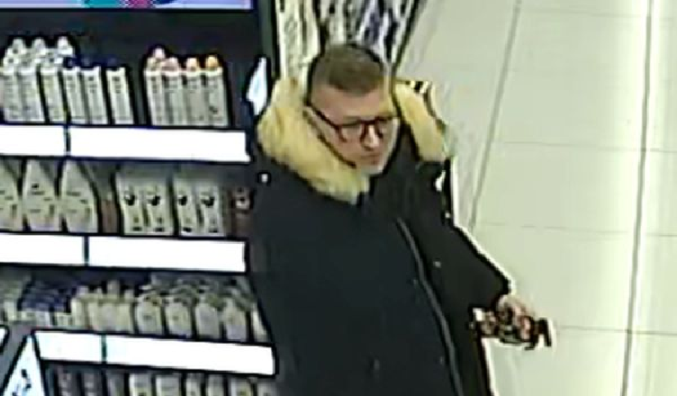 Policja poszukuje mężczyzny podejrzanego o kradzież z drogerii
