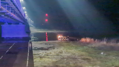 Płynął po zmroku środkiem Narwi - przechodnie usłyszeli wołanie o pomoc