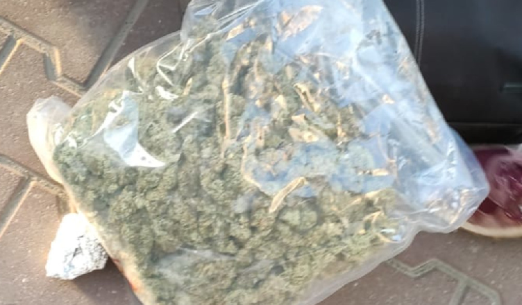 Chciał pozbyć się narkotyków, więc wyrzucił je przez okno... prosto pod nogi policjantów