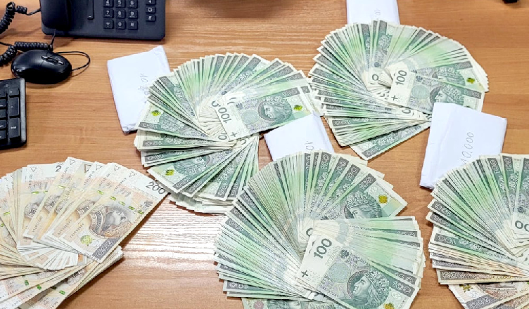Oddały 80 tys. złotych, żeby ich córki nie trafiły do aresztu - padły ofiarą oszustów