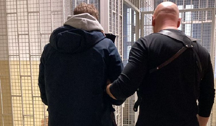 Pijany pacjent zdemolował karetkę - teraz grozi mu więzienie
