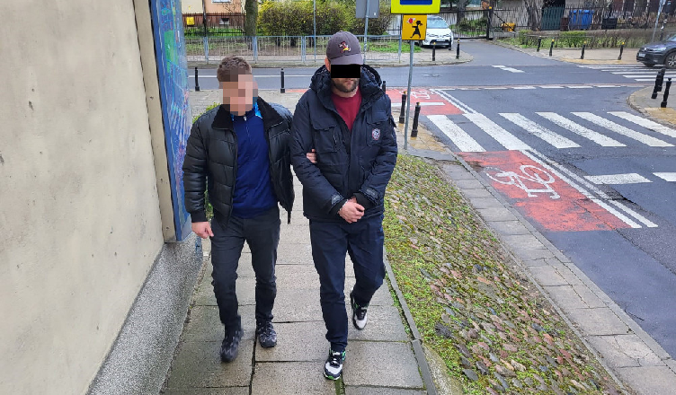 Włamał się do trzech samochodów i ukradł m.in. lokalizator gps - niedługo później do jego mieszkania zapukali policjanci