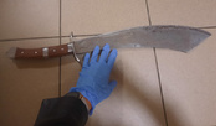 Na widok policjantów sięgnął po... miecz - był poszukiwany