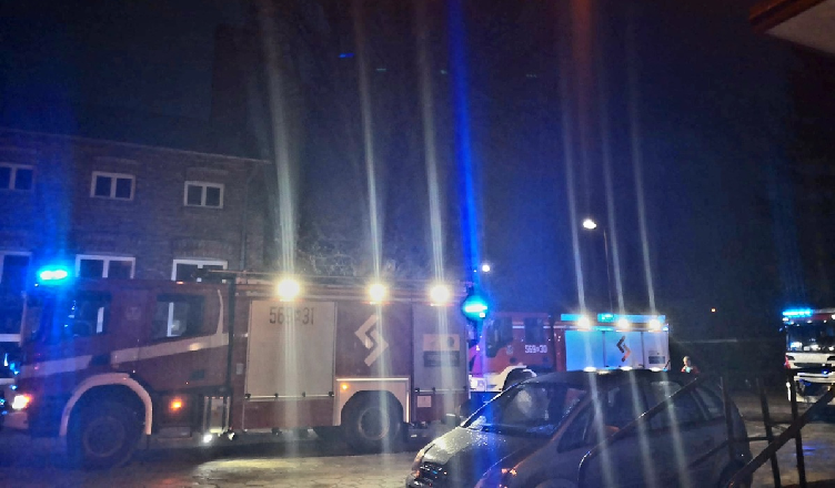 Pożar Domu Pomocy Społecznej w Górze Kalwarii - policjanci wyprowadzili pensjonariuszy z płonącego budynku