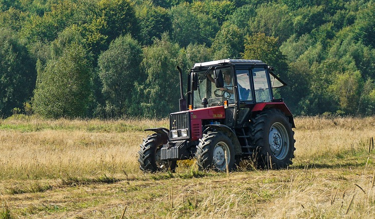 Nieletni za kierownicą ciągnika rolniczego