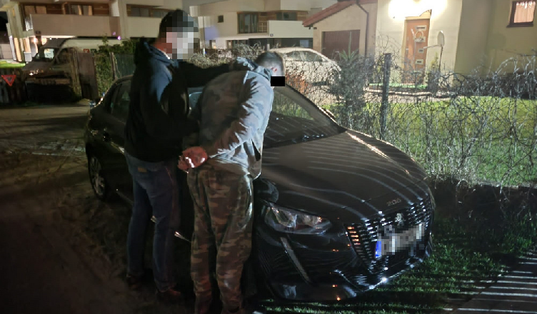 Na parkingu skradzione auto, a w domu broń palna i amunicja