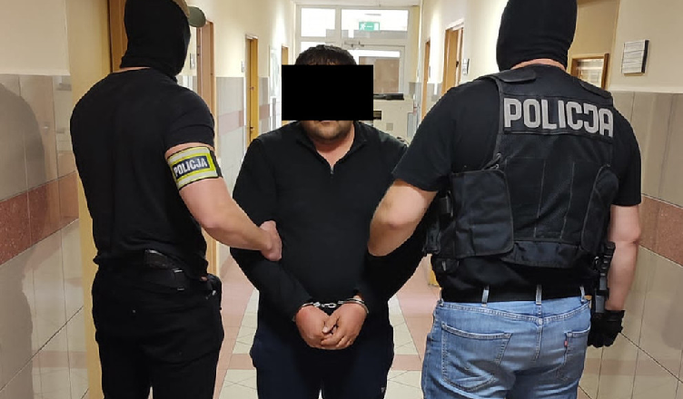 Horror w przewozie osób - kierowca dusił i okradł pasażerkę